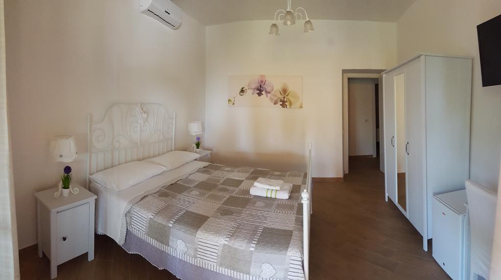 Bed And Breakfast La Corte Degli Ulivi 치비타베키아 객실 사진