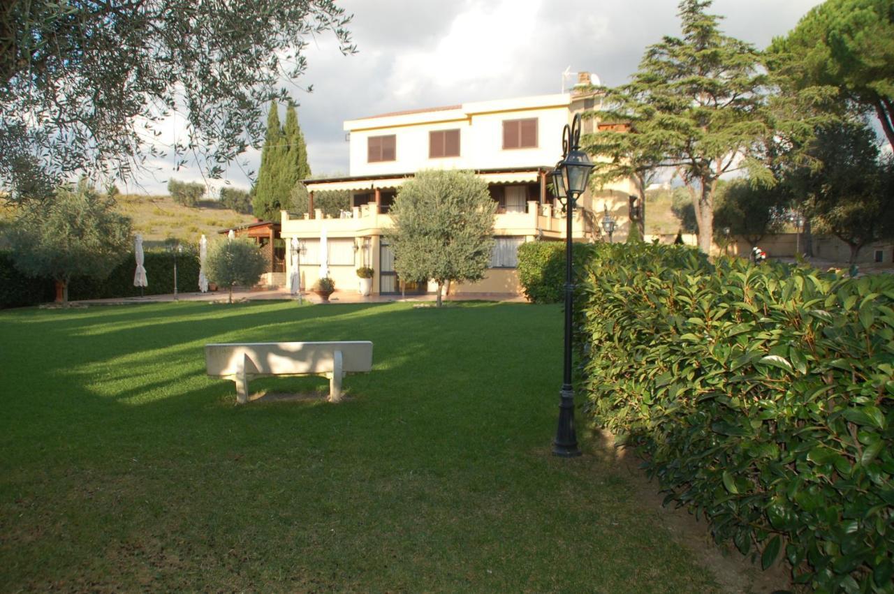 Bed And Breakfast La Corte Degli Ulivi 치비타베키아 외부 사진